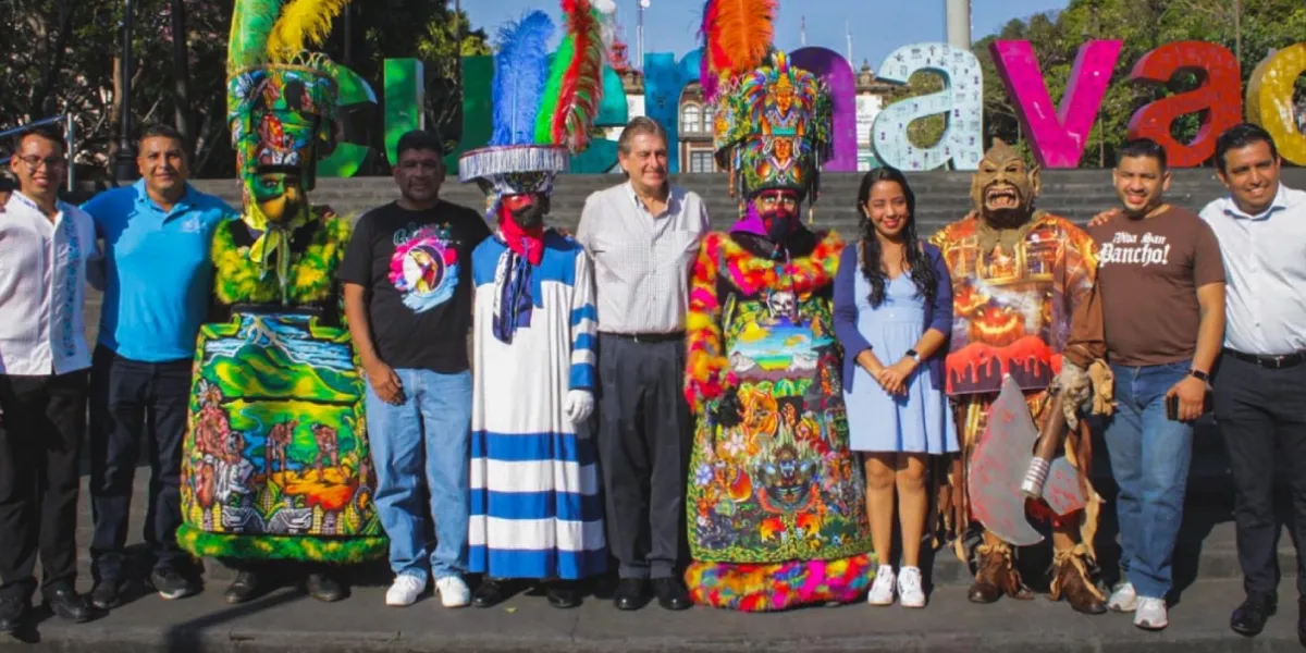 Comité “Cuauhnáhuac Renace” en el anuncio del carnaval sobre las letras de “Cuernavaca”, Centro Histórico
