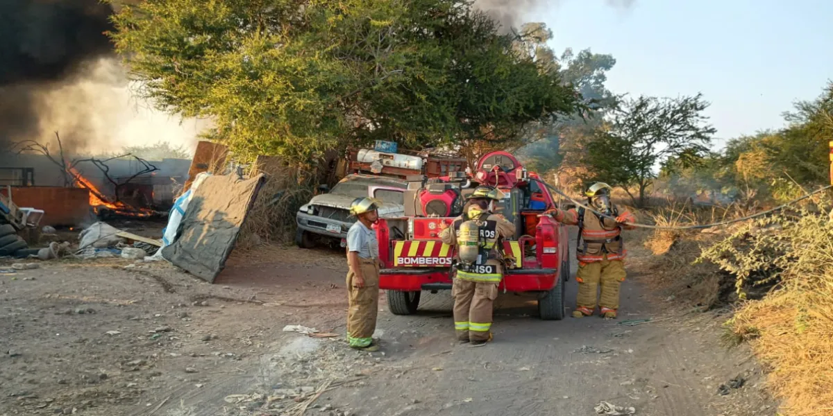 Atienden oportunamente bomberos de Cuautla dos incendios en recinto Ferial y colonia Tepeyac