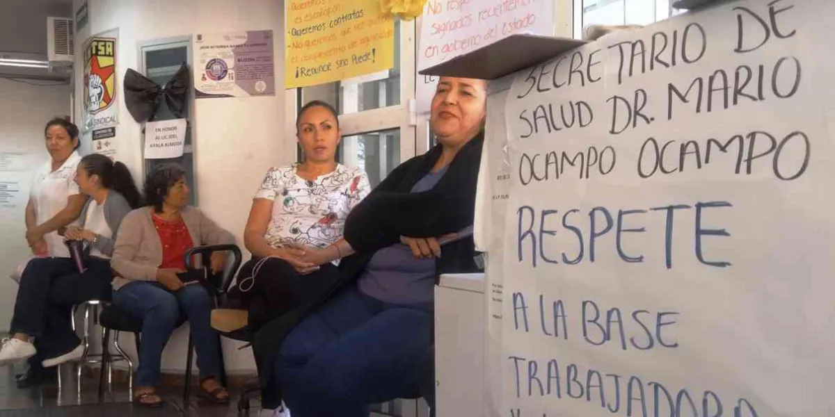 Trabajadores de Salud en paro de brazos caídos