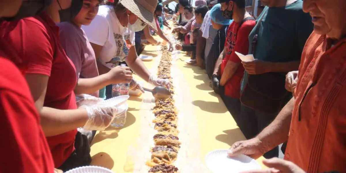 Cumple Cuernavaca con el taco acorazado más grande del mundo