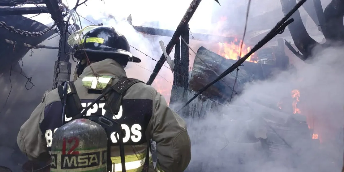 Rápida intervención de bomberos controla incendio en domicilio de Cuautla 