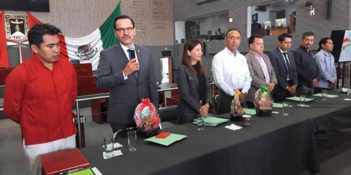 Se comprometen legisladores federales con maestros