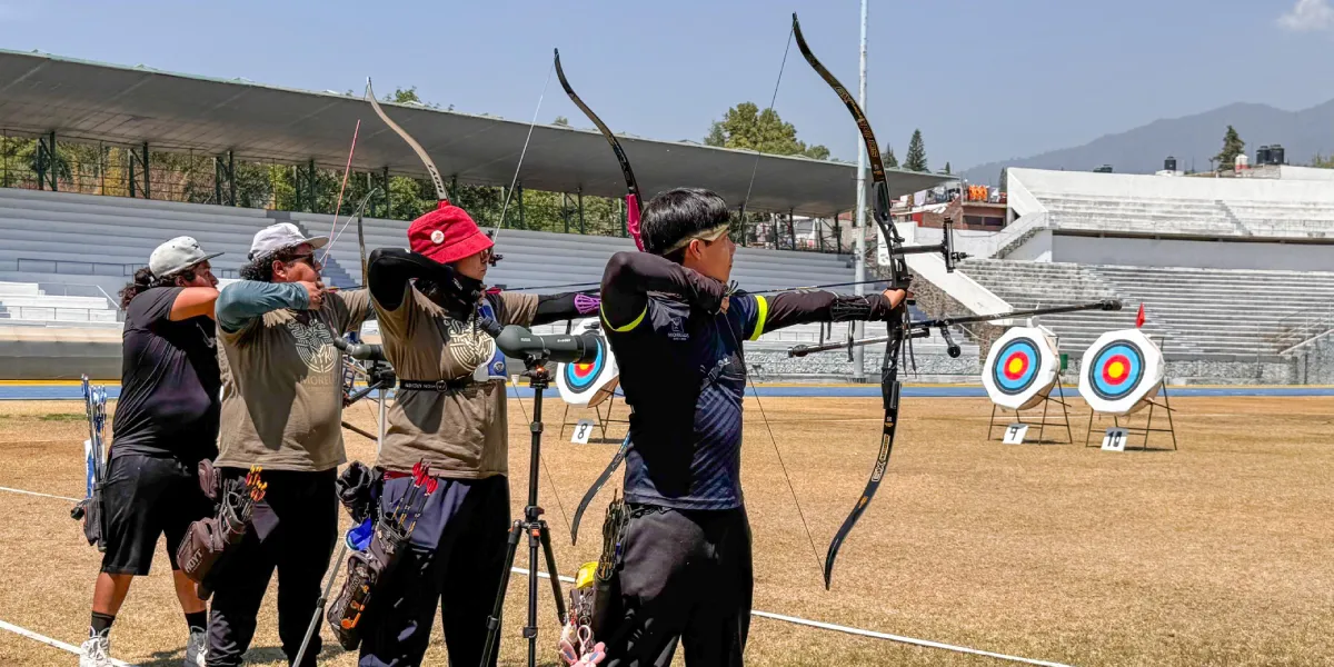 Atletas morelenses compiten en el estatal de tiro con arco.