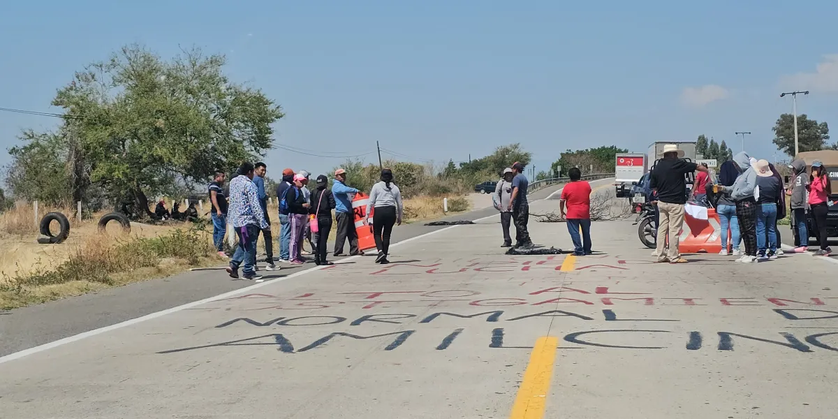 En Temoac, bloquean autopista Siglo XXI en exigencia al IEBEM para que dote de docentes e intendente a escuela primaria 