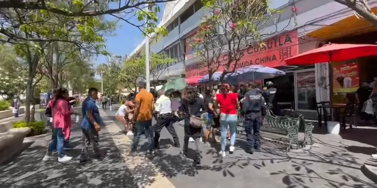 Comerciantes detienen e intentan linchar a farderas en alameda de Cuautla 