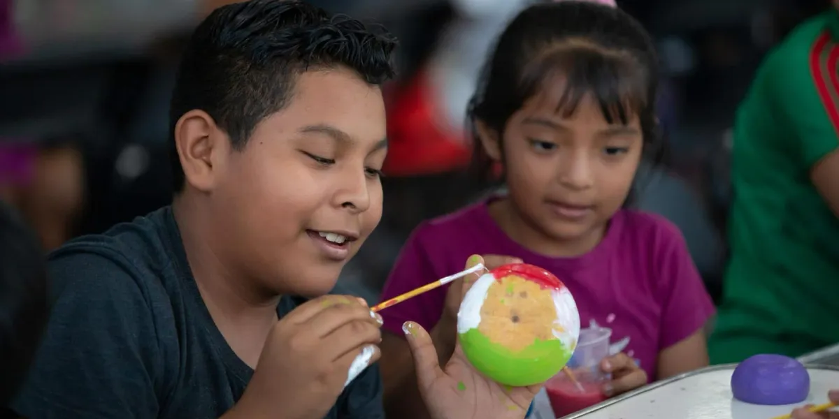 Más de 200 niños y niñas de Axochiapan participan en el programa "Ven y Pinta tu jicarita"