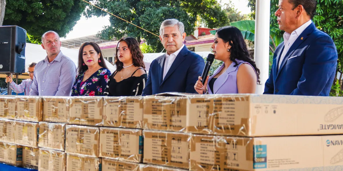 Ayuntamiento recibió 40 luminarias producto de una donación por la Federación de Estudiantes Universitarios (FEUM)