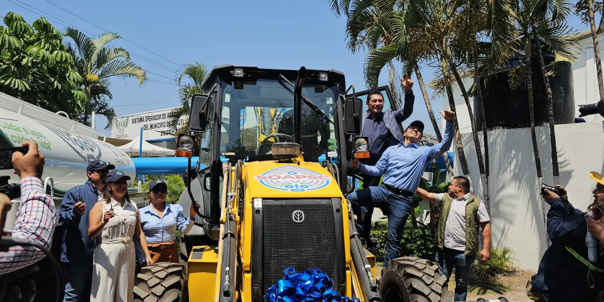Entrega alcalde de Cuautla vehículos, maquinaria y uniformes a trabajadores del SOAPSC 