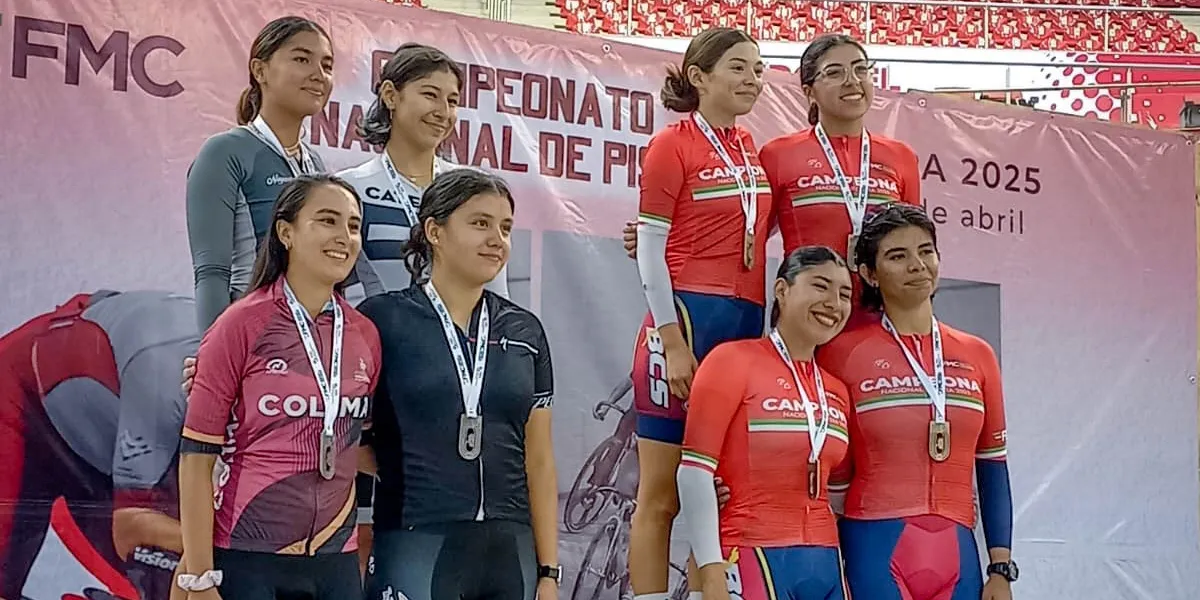 Deportistas morelenses son premiadas tras finalizar su prueba. 