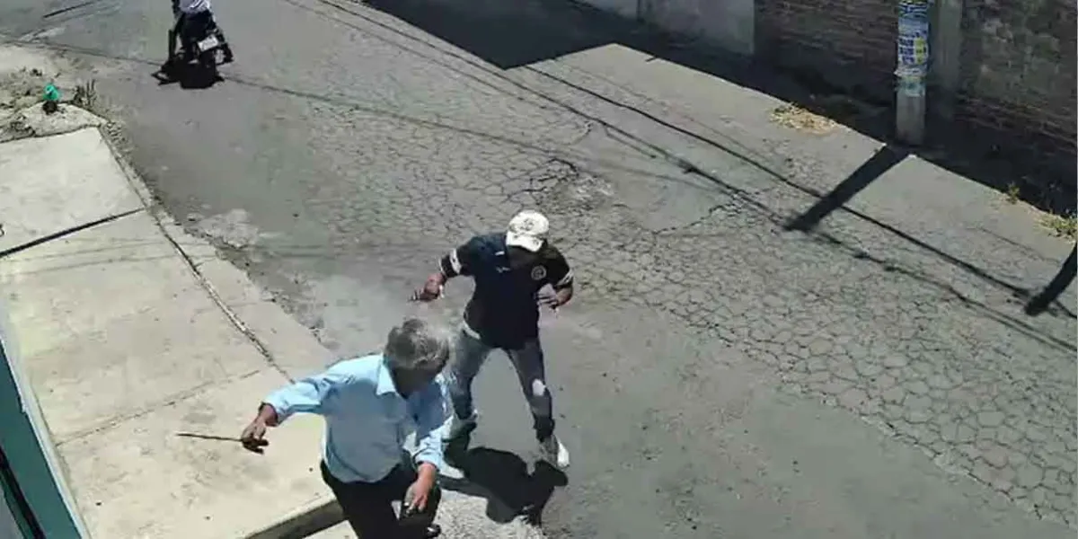 Como Doña Carlota de Chalco, abuelito enfrenta a sujetos con machete en Xochimilco, CDMX