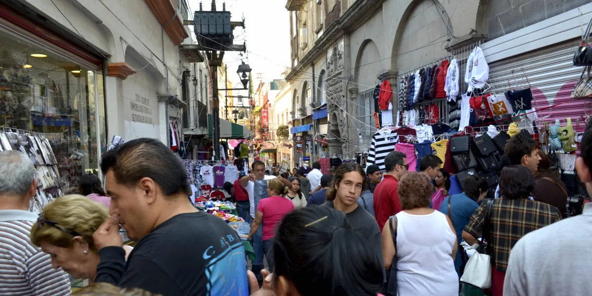 Urgen cámaras empresariales a regular el comercio informal