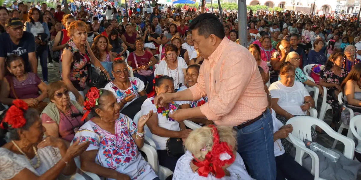 Celebra Pedro Montenegro a mamás de Tlayacapan 