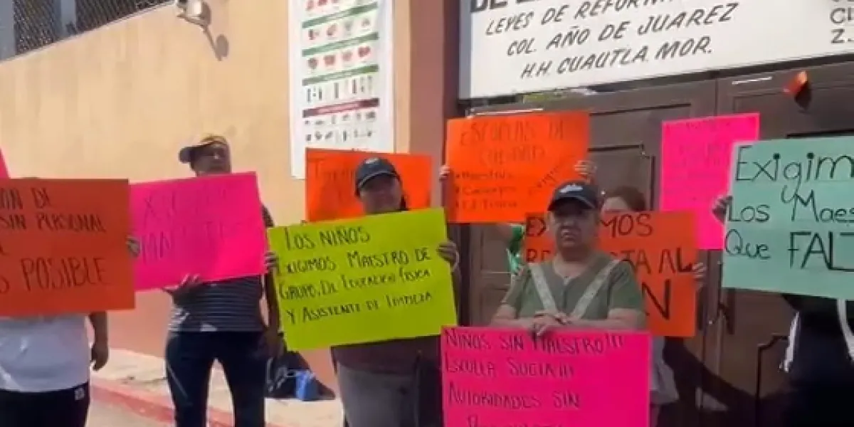 Padres de familia de escuela primaria en Cuautla toman instalaciones en protesta por falta de maestros e intendente 