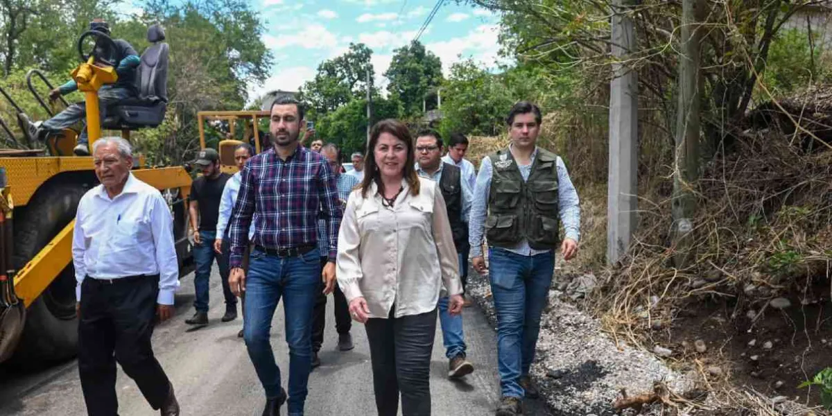 Moderniza gobierno tramo carretero en Coatlán del Río