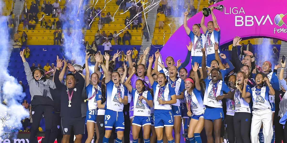 Mónica Ocampo y Karla Nieto, campeonas del fútbol femenil.