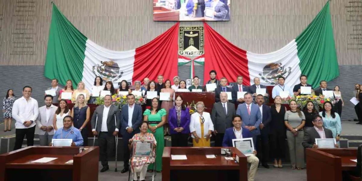 Entregan presea al mérito docente “Profesor Otilio Montaño Sánchez”