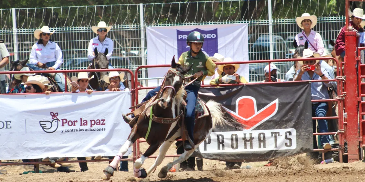 Equipo femenil de jinetes compiten en la sede de Jalisco