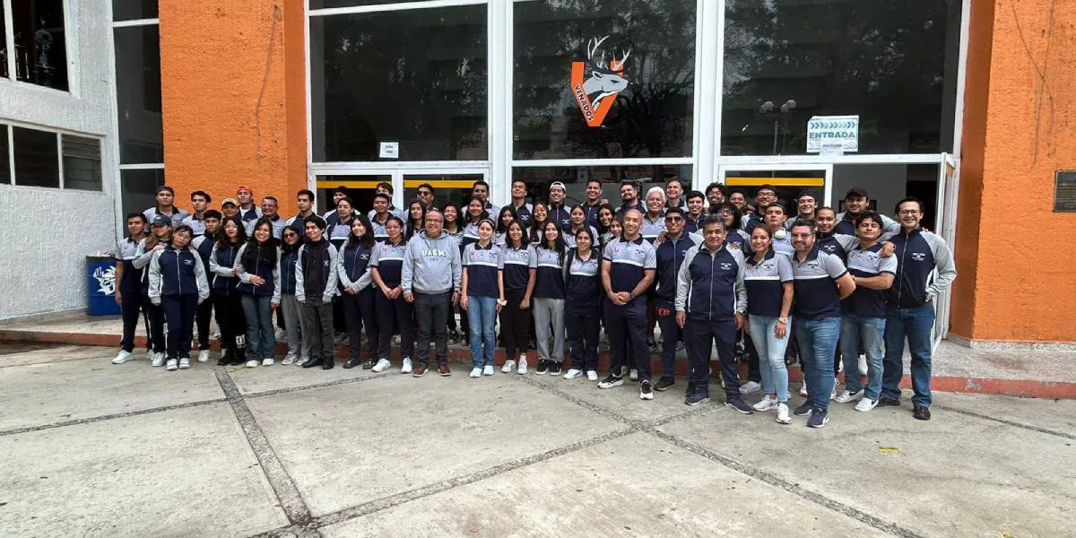 El director de deportes, David Gómez despidió al equipo universitario.