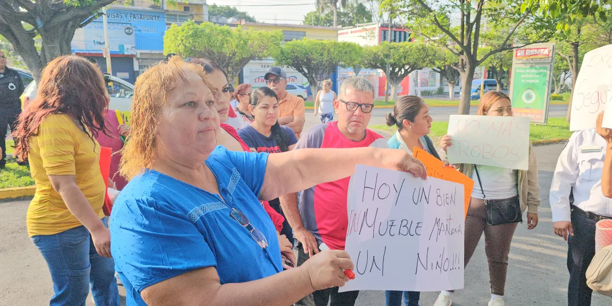 Se manifiestan padres de familia de Cuautla por robos constantes en escuela