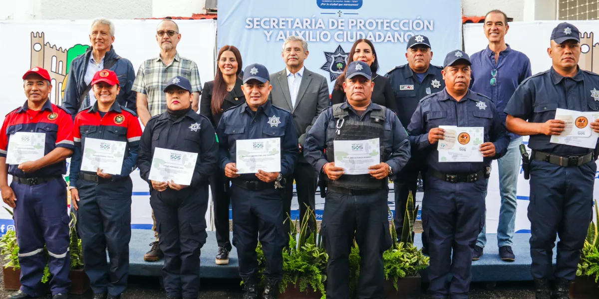 Los reconocimientos a los seis policías y dos bomberos fueron iniciativa de la asociación México S.O.S, una organización que trabaja en colaboración con los elementos de seguridad y rescate de Cuernavaca
