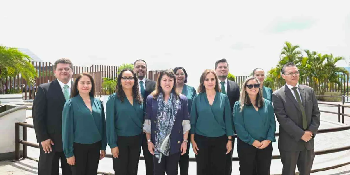 Refrenda Margarita su compromiso con la educación en graduación de la UTEZ