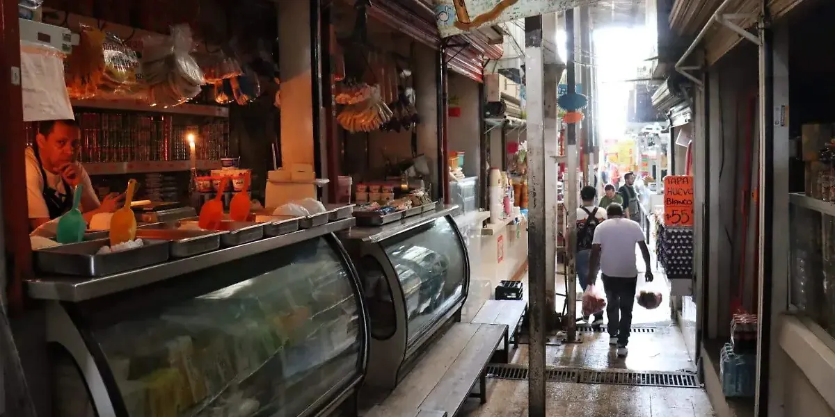 Sufren comerciantes de inundaciones en el Mercado ALM de Cuernavaca