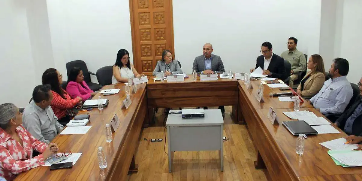Continua diálogo entre el Ejecutivo y el sindicato de trabajadores para ajuste salarial