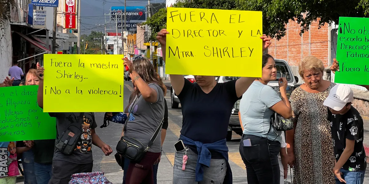 Padres de familia tomaron la vialidad del primer cuadro de Puente de Ixtla ante la falta de respuesta oficial del IEBEM