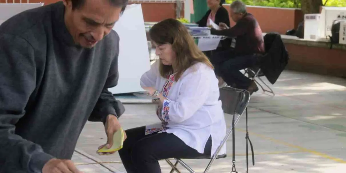 Actores políticos salen a votar
