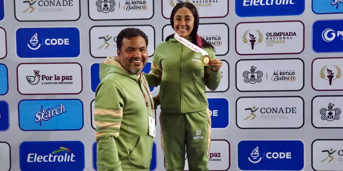 Juan Felipe Domínguez, director del Indem premió a la medallista Paulina Alanís.