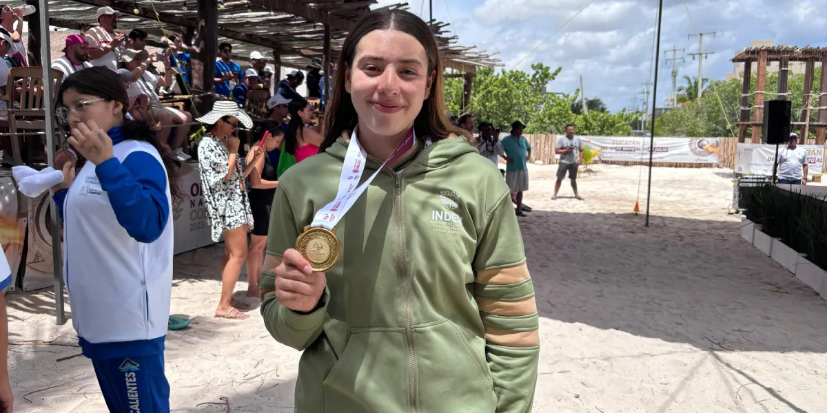 Entregan a Regina Cuevas su medalla de oro en la prueba de los 10 kilómetros.