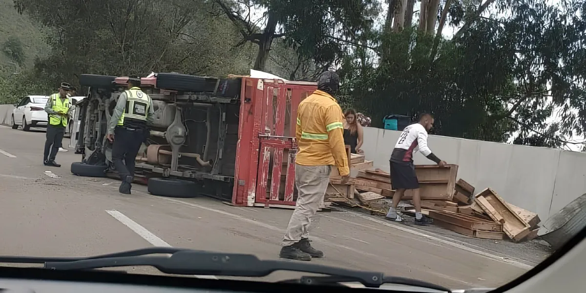 Volcadura de camioneta con madera genera movilización en la autopista México-Cuernavaca