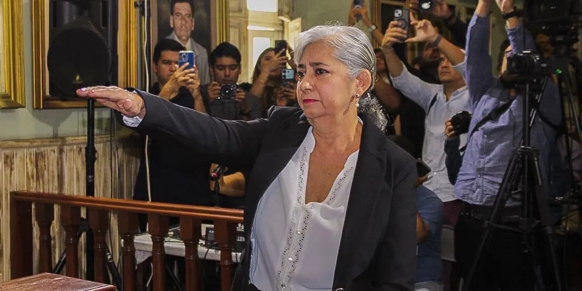 María Antonieta Luna Herrera sustituyó a Silvia Bello Rendón en la Consejería Jurídica, el día de ayer rindió protesta ante integrantes del Cabildo quienes respaldaron su confianza a la titular