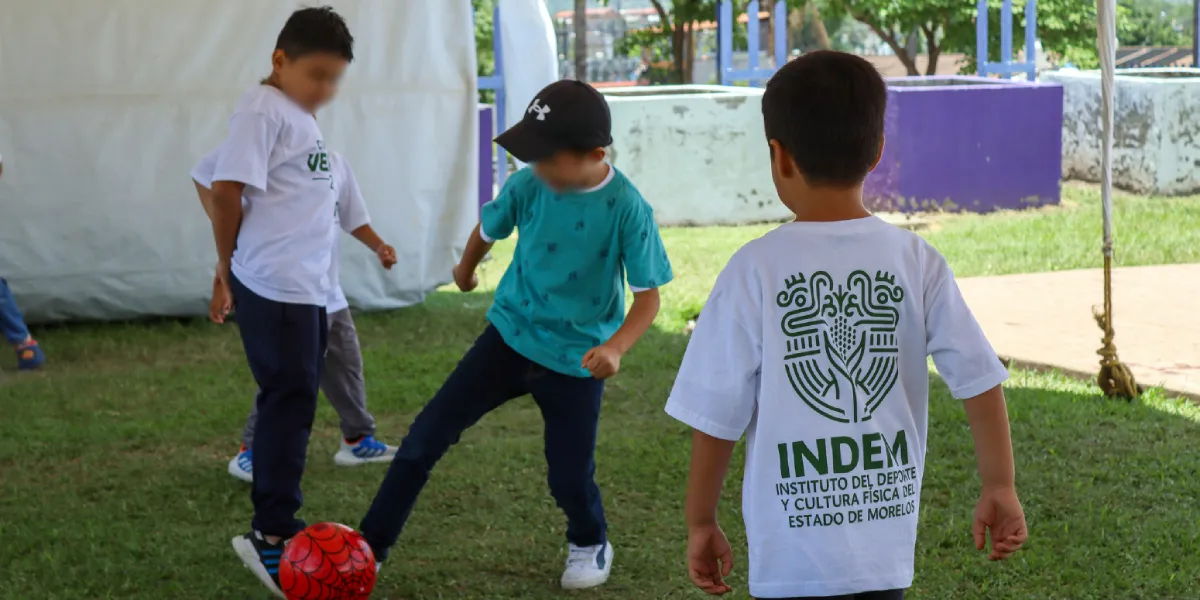 Niñas y niños realizan actividades deportivas.
