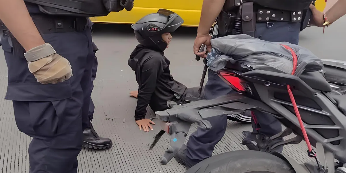 Joven motociclista resulta lesionado tras choque con automóvil en Cuernavaca