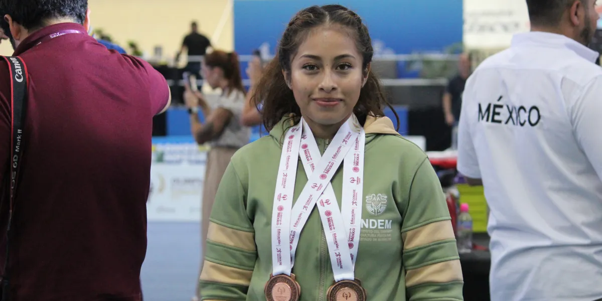 María Fernanda Alvarado recibió sus medallas nacionales.