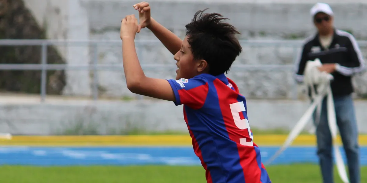 Jugadores de Totolapan festejan el triunfo de su academia.