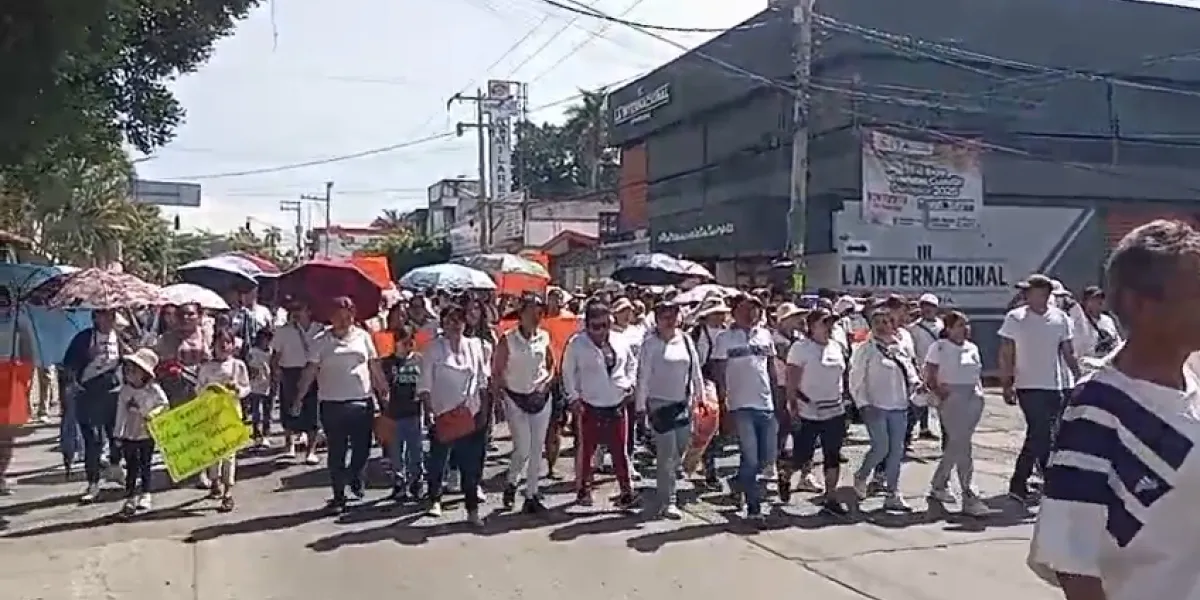 Se manifiestan comerciantes ambulantes de Cuautla contra senadora Juanita Guerra y regidora Anita Guerra 