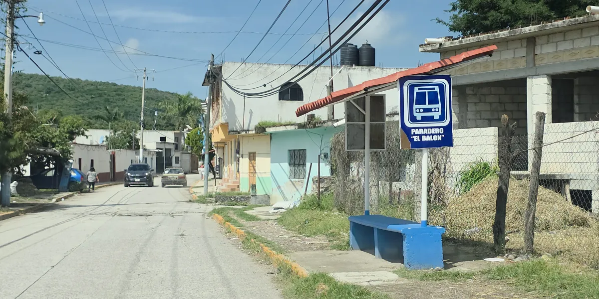 Por ausencia de transporte público, taxistas hacen su agosto en colonias de Cuautla 