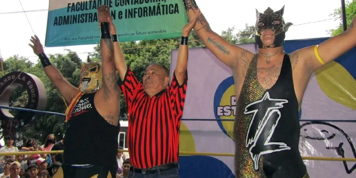 Cartelera de la función de lucha libre en la UAEM.