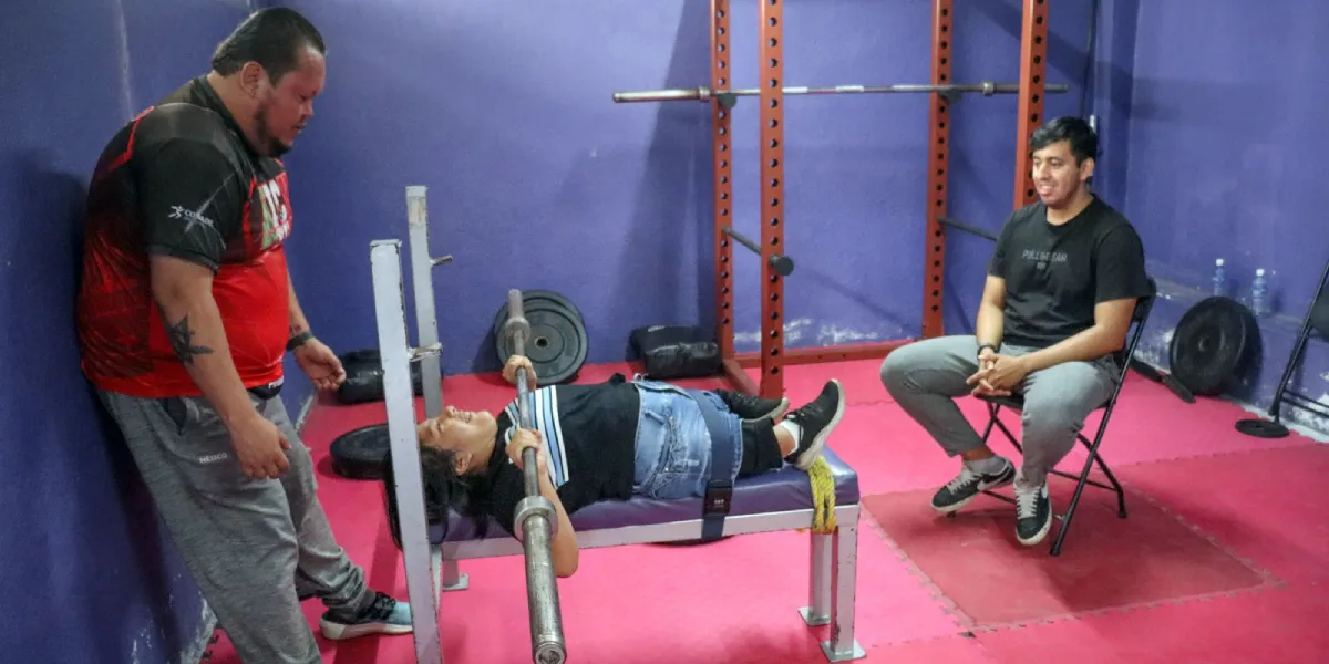 Alina Miranda, paratleta morelense de para powerlifting.