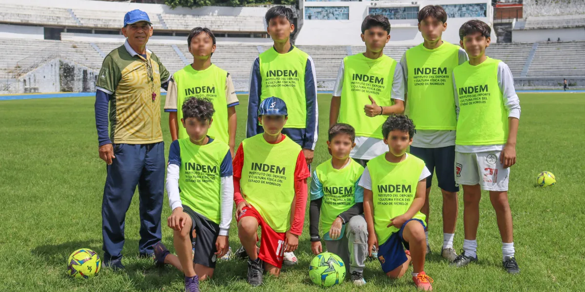 Niñas y niños aprenden técnica sobre el balompié morelense.