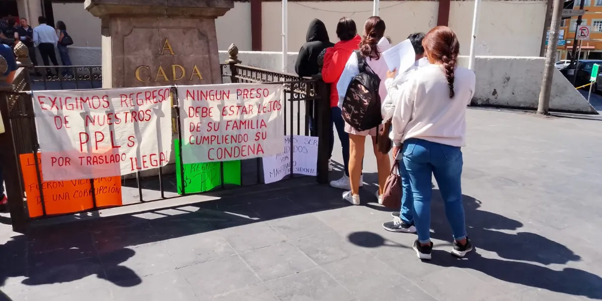 Familiares de presos protestan por reubicaciones a distancia 