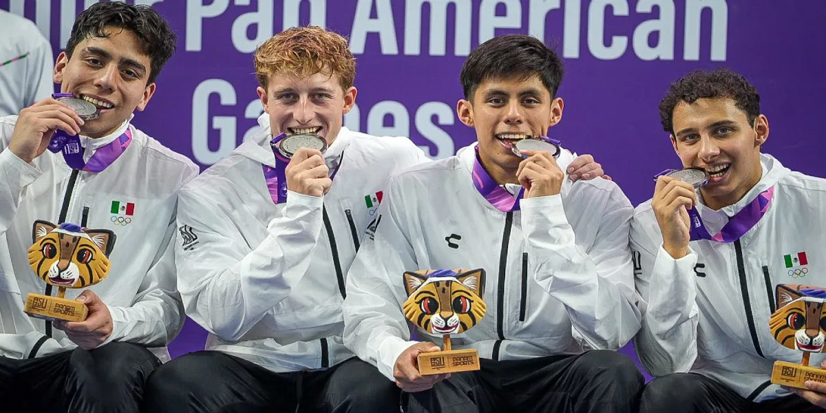 Paulo Strehlke Delgado recibe su medalla panamericana.