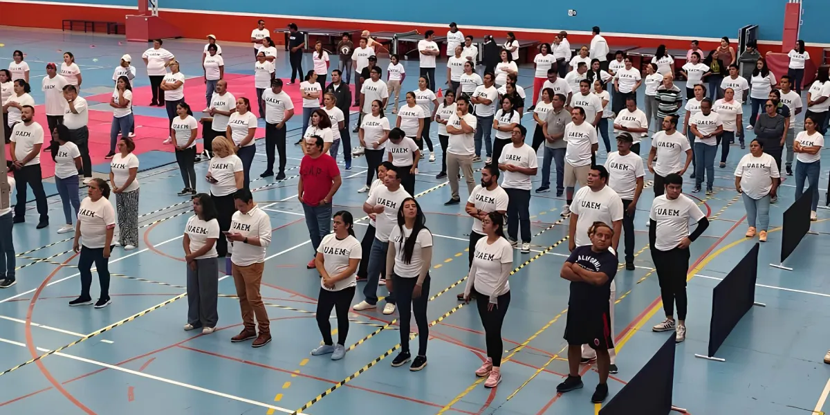 Maestros participan en la activación deportiva.