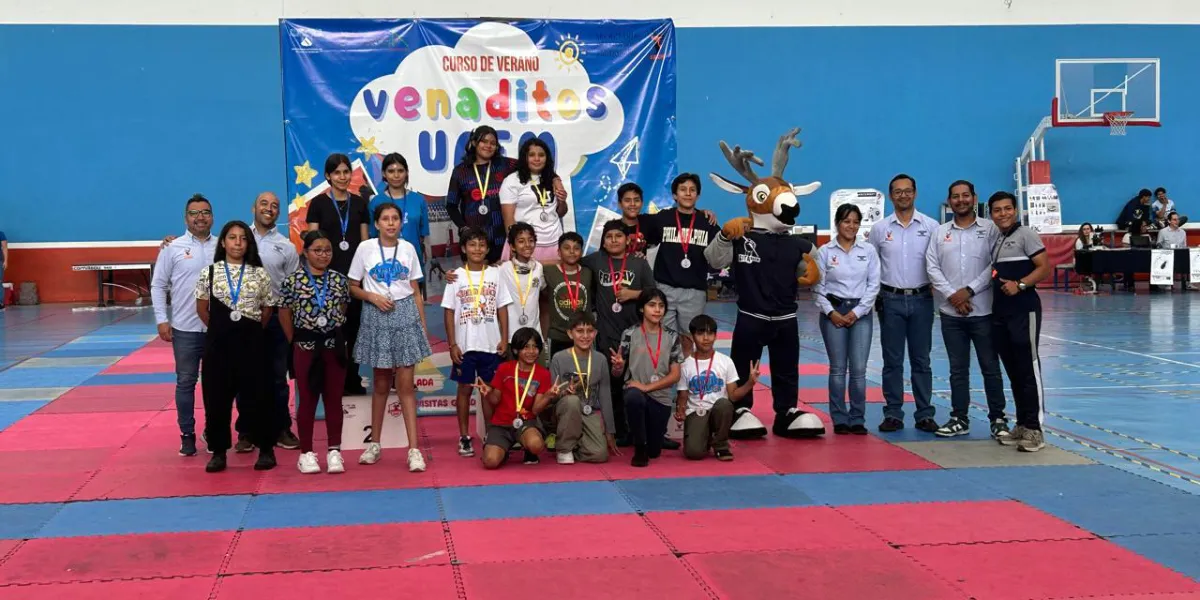 Niñas y niños participan en la premiación de curso de verano.