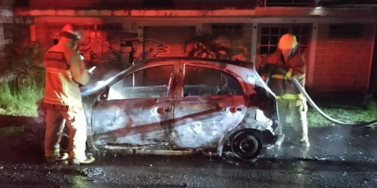 Localizan a personas calcinada al interior de un  taxi en Cuautla 