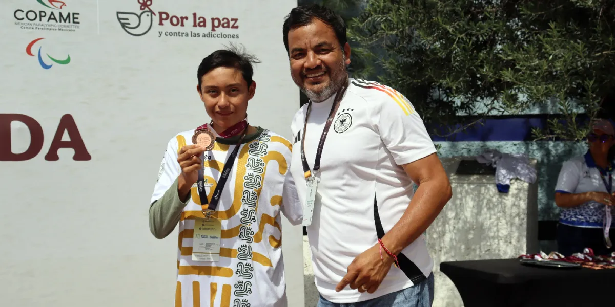 Ángel Alexis Salinas Gutiérrez recibió medalla a manos de Juan Felipe Domínguez, titular del Indem.