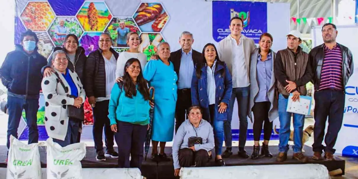 Fortalece Urióstegui al campo con la entrega de insumos a productores
