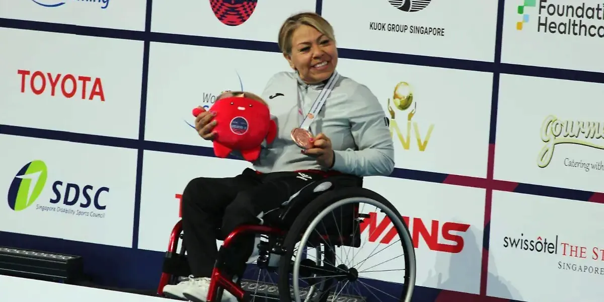 Patricia Valle Benítez recibió la presea tras culminar su competencia.